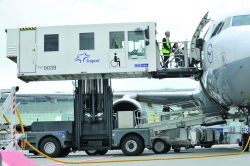 SideBull Highlifter for Aircraft: Passenger Transport (PRM, VIP) Catering, Cleaning, Maintenance
